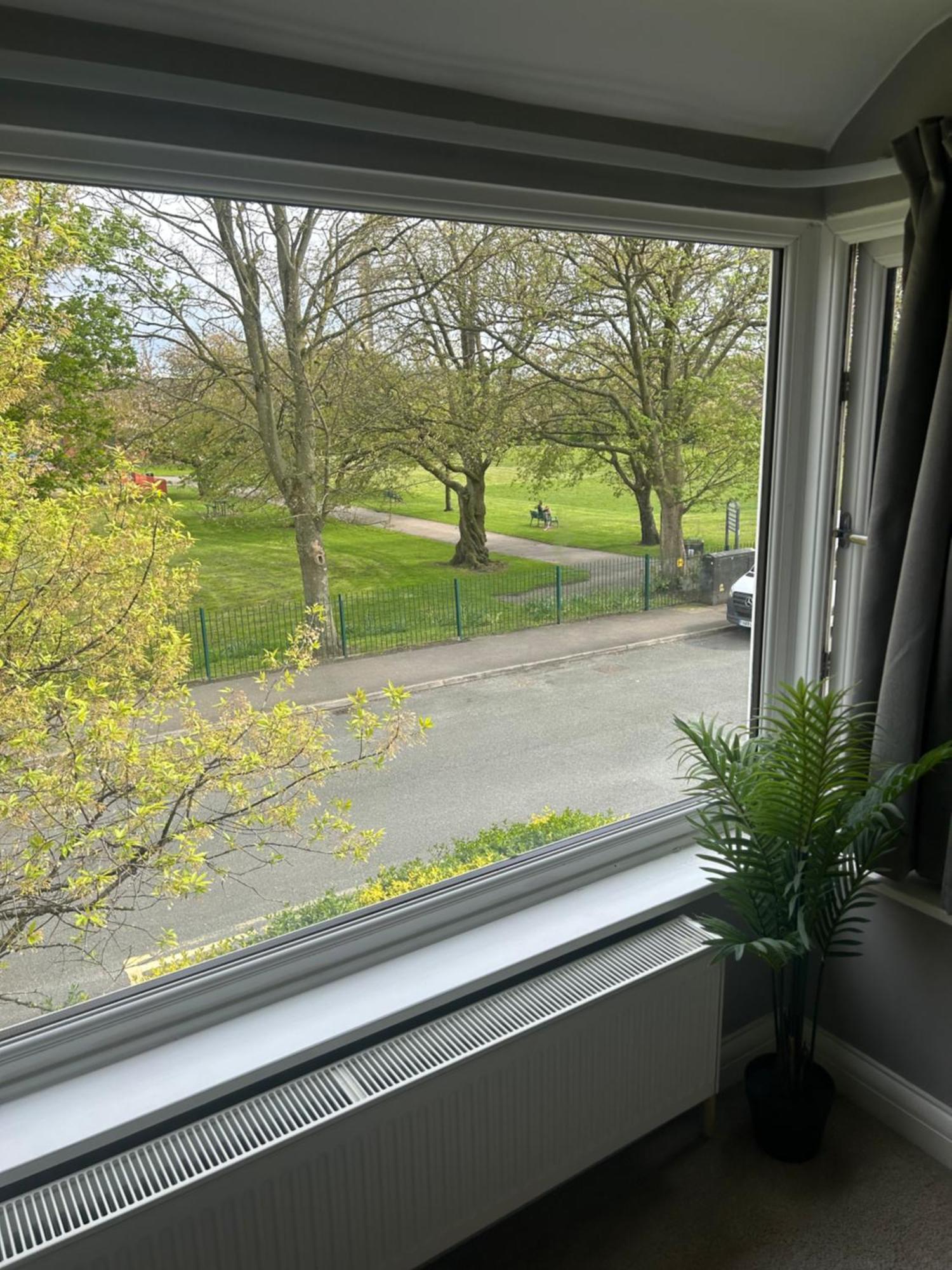 Lovely, Large Double Bedroom With Park View In Home Hazel Grove Exterior foto